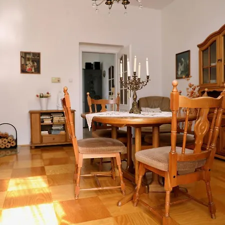 Luxusní S Empírovými Freskami V Centru čáslavi *