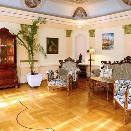 Luxusni S Empirovymi Freskami V Centru Caslavi Apartment Caslav