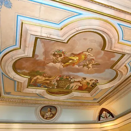 Apartment Luxusni S Empirovymi Freskami V Centru Caslavi
