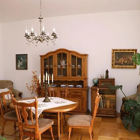 Luxusni S Empirovymi Freskami V Centru Caslavi Čáslav