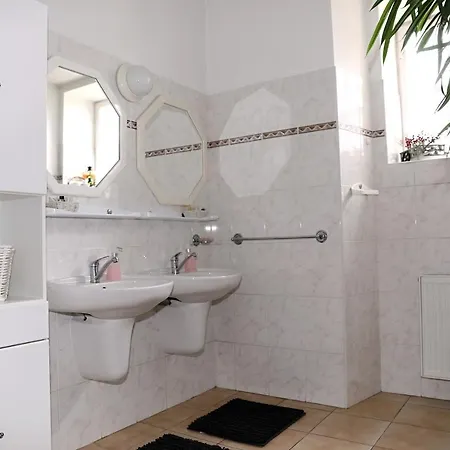 Luxusni S Empirovymi Freskami V Centru Caslavi Apartment Čáslav