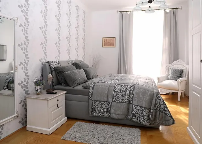 Lägenhet Luxusni S Empirovymi Freskami V Centru Caslavi *
