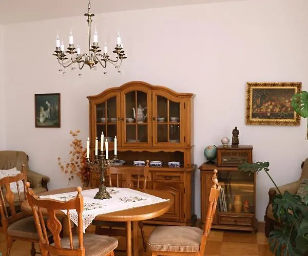 Luxusni S Empirovymi Freskami V Centru Caslavi Čáslav